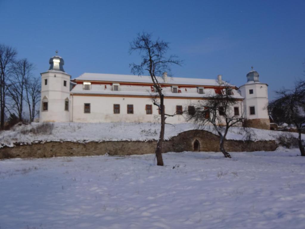 Hotel Kastiel Biela Dama A Cierny Rytier Krompachy Zewnętrze zdjęcie