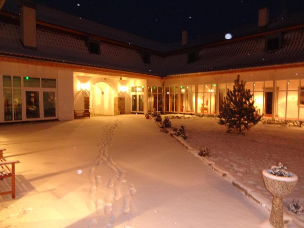 Hotel Kastiel Biela Dama A Cierny Rytier Krompachy Zewnętrze zdjęcie
